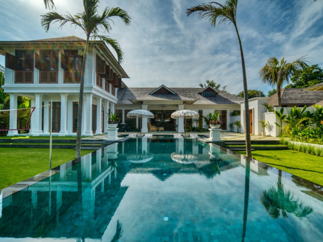 Новая роскошная резиденция на 4-5 спален в колониальном стиле в Сесех, Бали