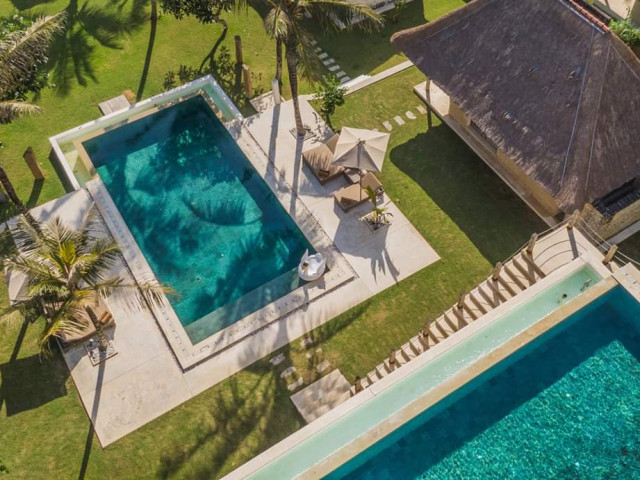 Chic Commercial Beachfront Estate with 4 Luxury Residences (17 Bedrooms) and Spacious Gardens & Pools in Tabanan, Bali