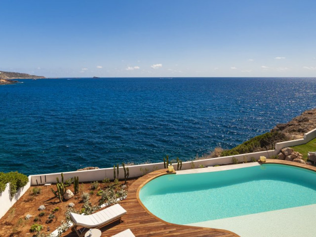 Stunning 4 Bedroom Seafront Villa in Nova Santa Ponsa