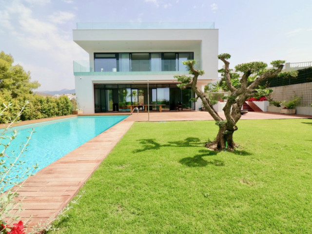 6 Bedroom Designer Villa with Amazing Garden, Pool & Rooftop Terrace in Nueva Andalucia, Marbella