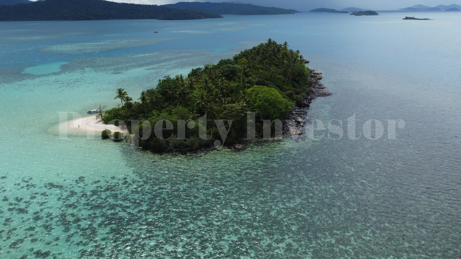 Живописный нетронутый остров 2 гектара под коммерческое развитие или строительство жилого дома на островах Риау, Индонезия