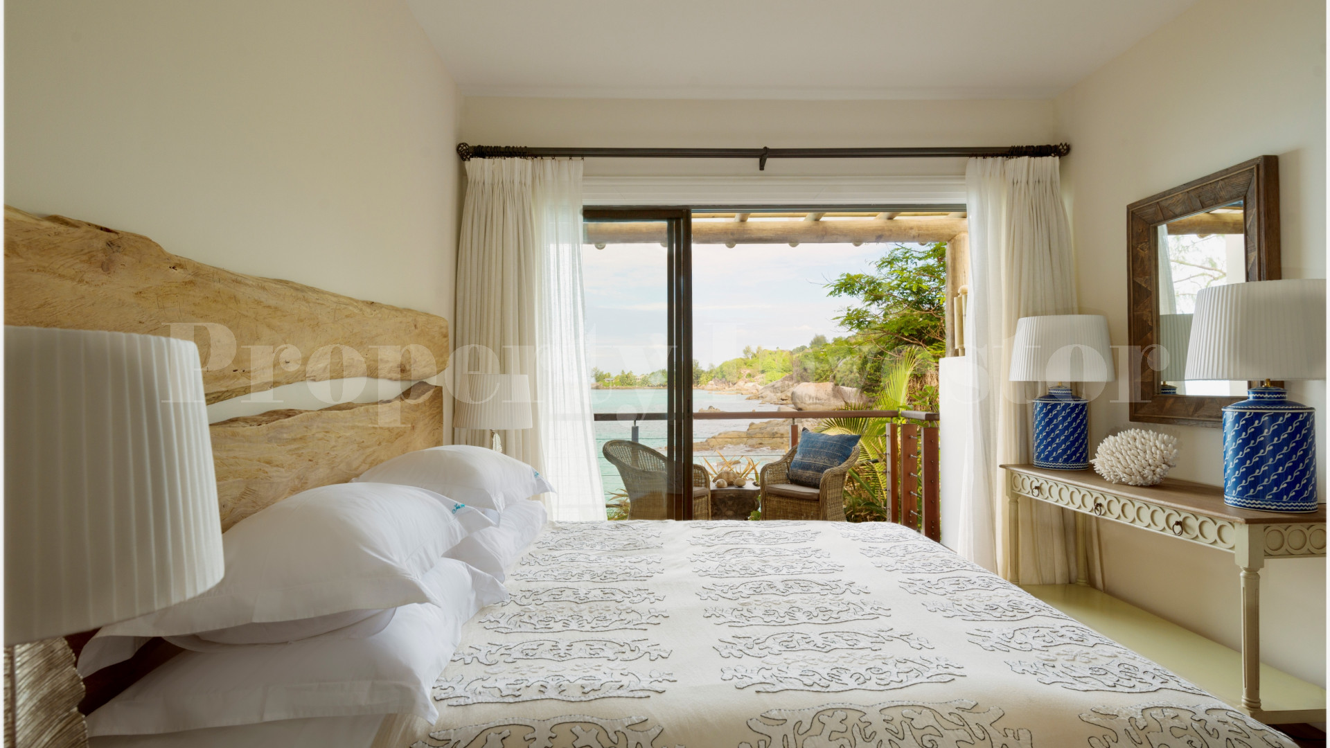 Изумительная роскошная вилла с 3 спальнями на берегу моря в эксклюзивном месте на севере о.Маэ, Сейшелы