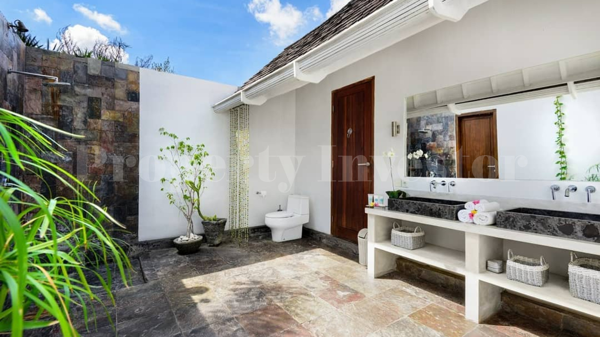 Lavish 4 Bedroom Contemporary Estate for Sale in Upscale Umalas, Bali