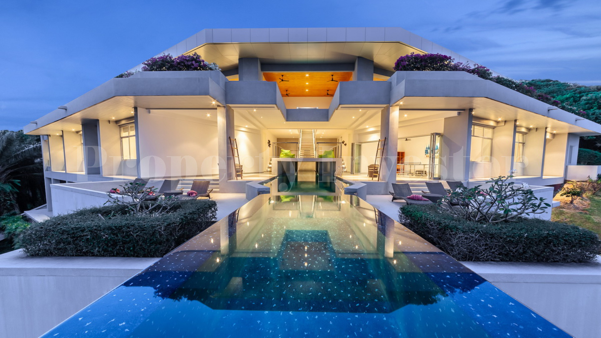 Неповторимая роскошная современная дизайнерская вилла в минималистическом стиле на 5 спален с изумительным выступающим инфинити бассейном на Пхукете