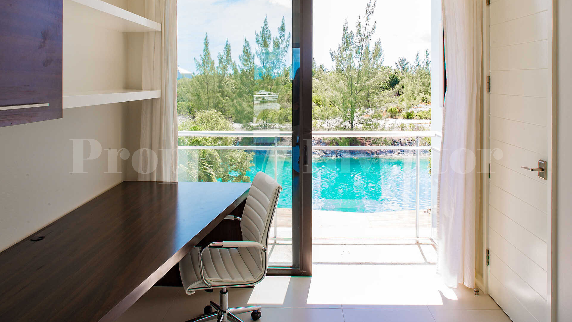 Роскошная вилла с 3 спальнями на берегу канала в Ливарде, Тёркс и Кайкос