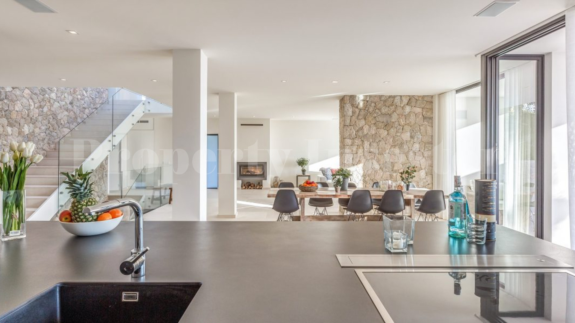 High End 8 Bedroom Luxury Villa in Anchorage Hill