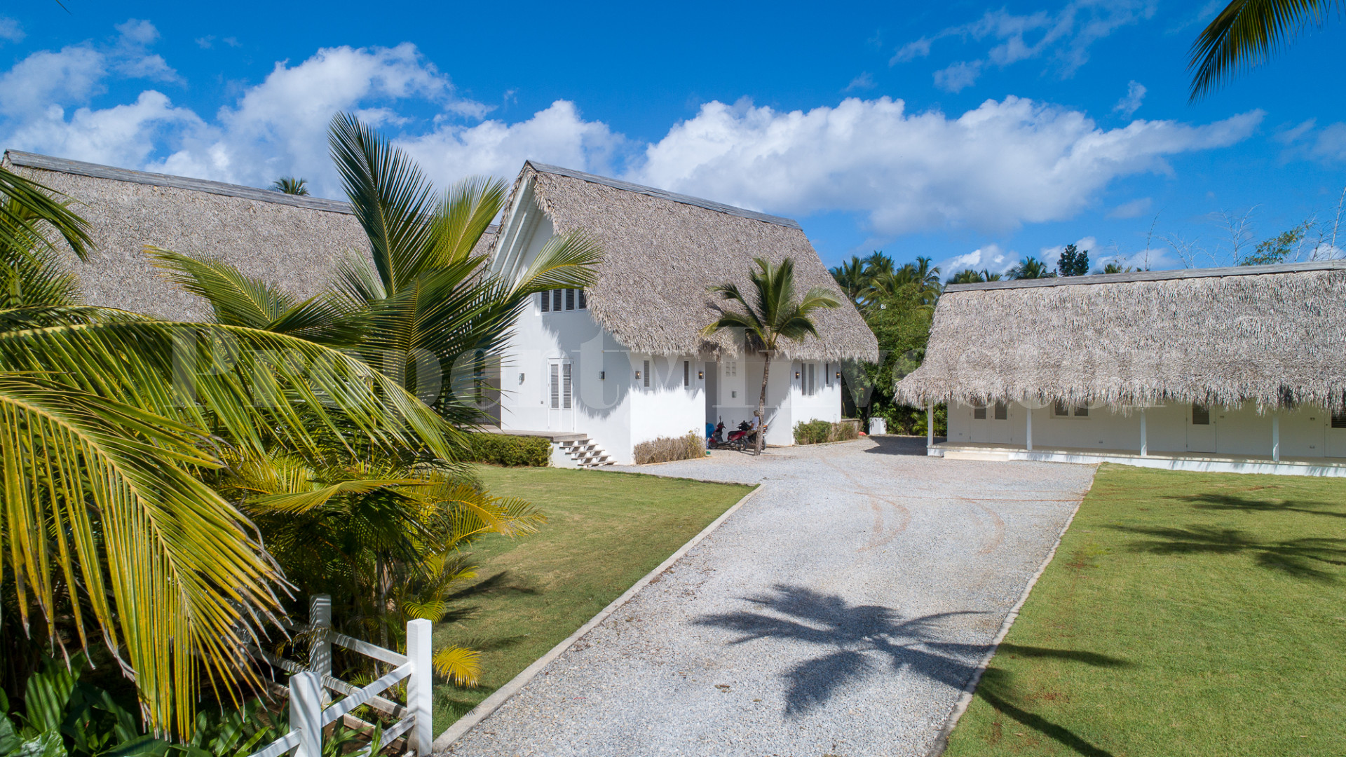 Изумительная вилла с 8 спальнями прямо на берегу Плайя Косон