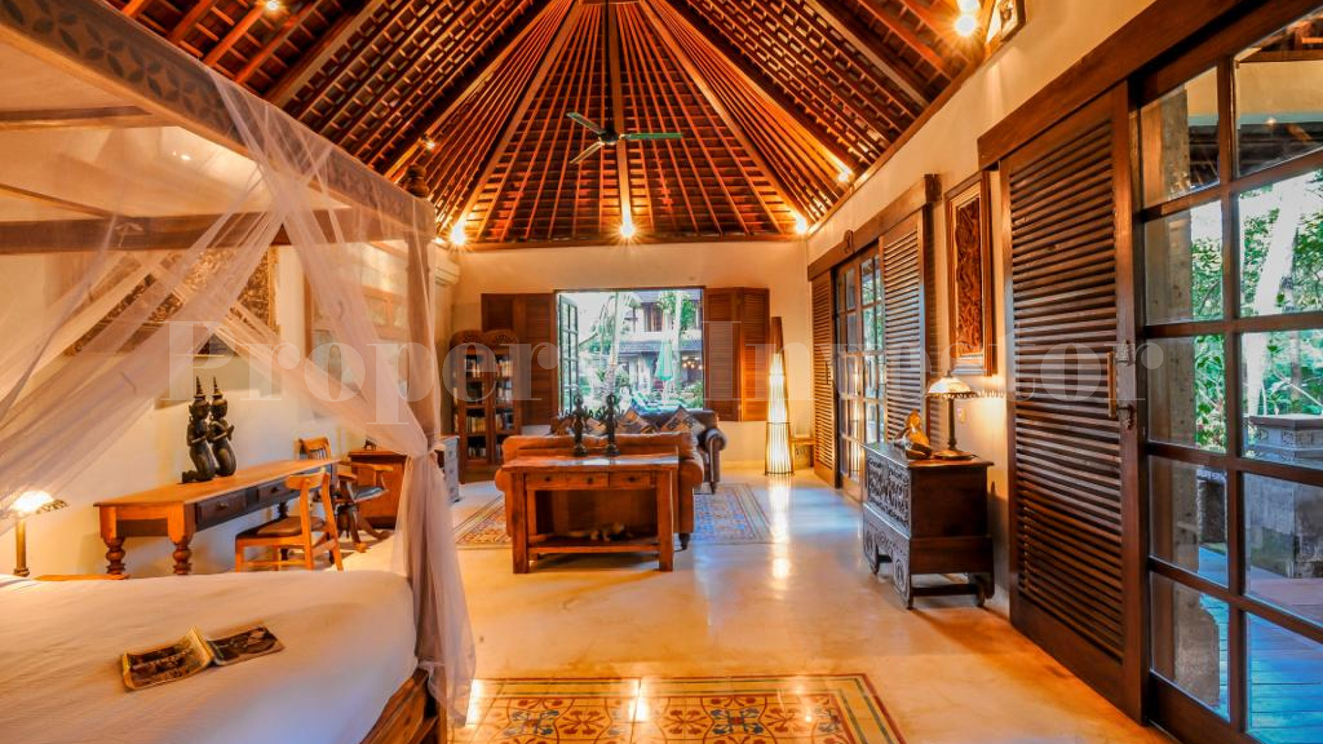 После свежего ремонта роскошная вилла на 5 спален в традиционном стиле с потрясающими видами на тропическую реку и джунгли в южном Убуде, Бали