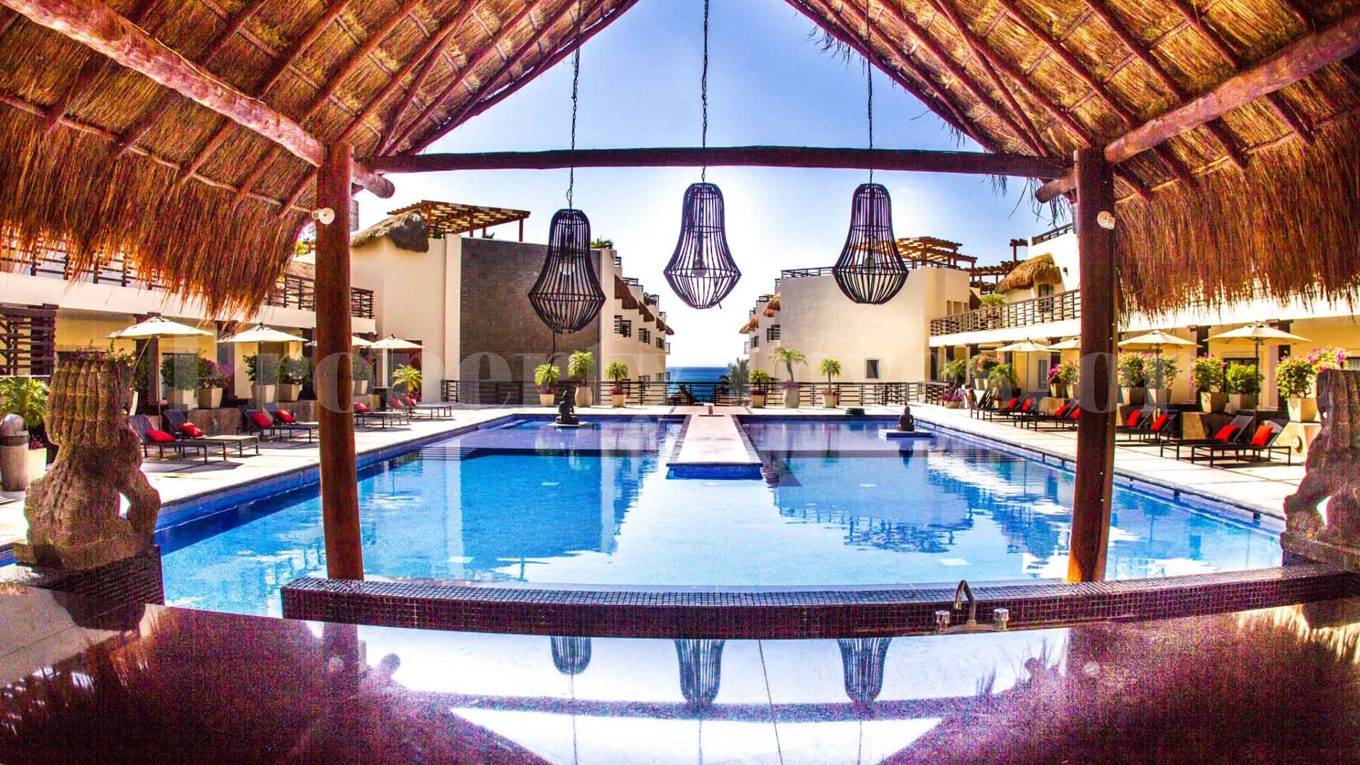 Продается портфолио из 10 апартаментов от 265,000$ в жилом бутик-комплексе на первой линии в Плайя Дель Кармен