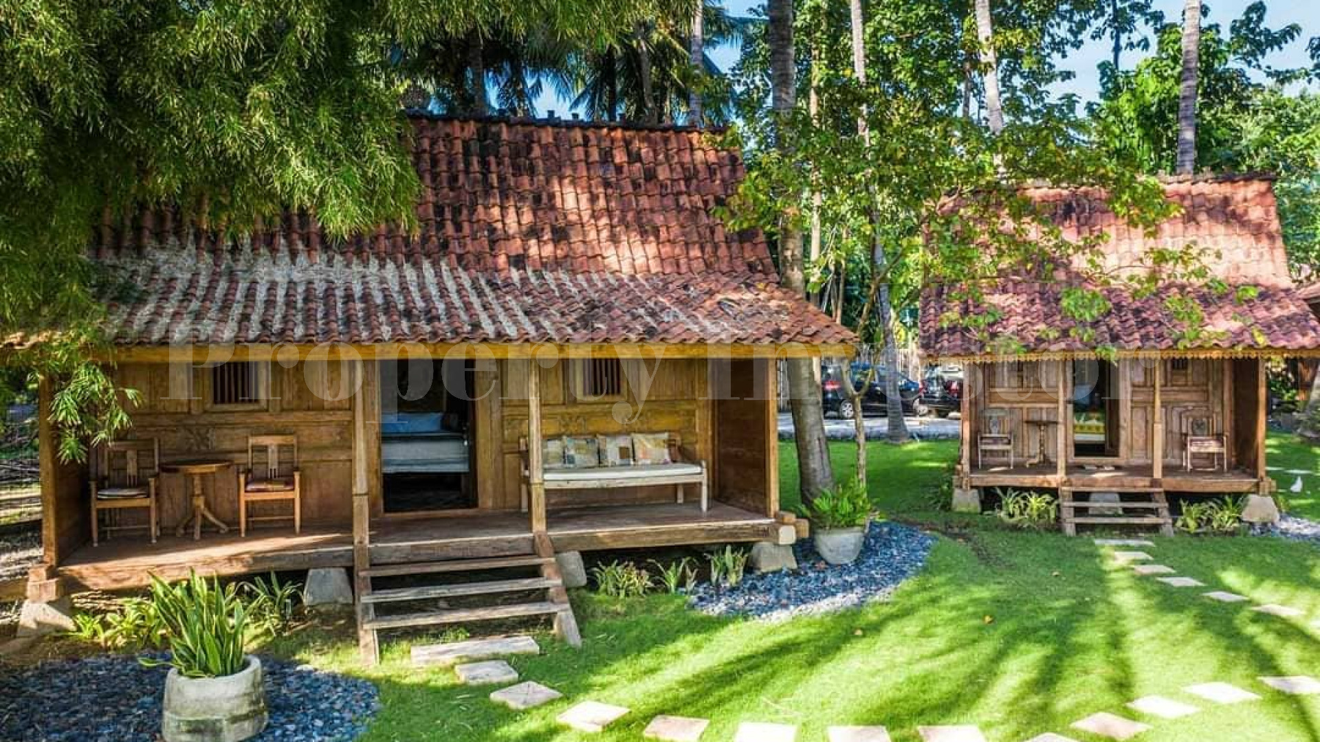 Захватывающий дух ретрит с 7 спальнями прямо на пляже в Тианьяр, Северный Бали