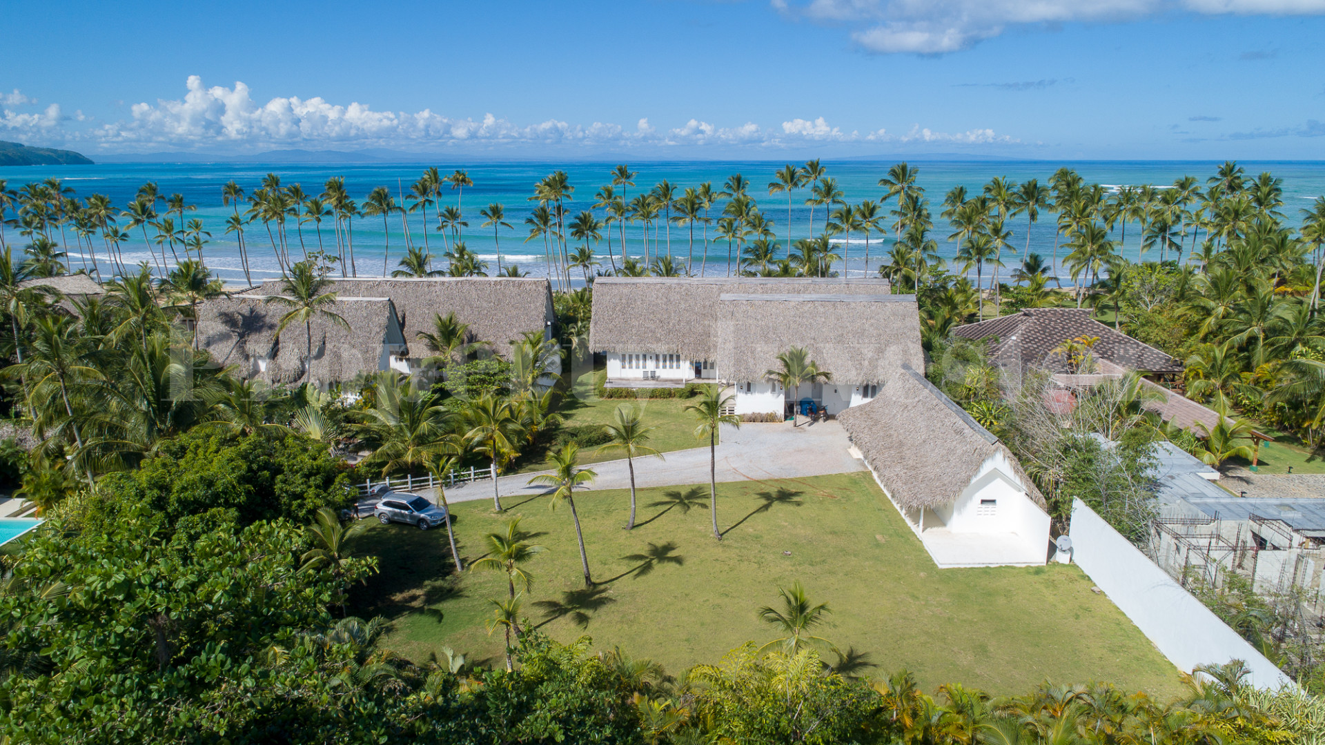 Изумительная вилла с 8 спальнями прямо на берегу Плайя Косон