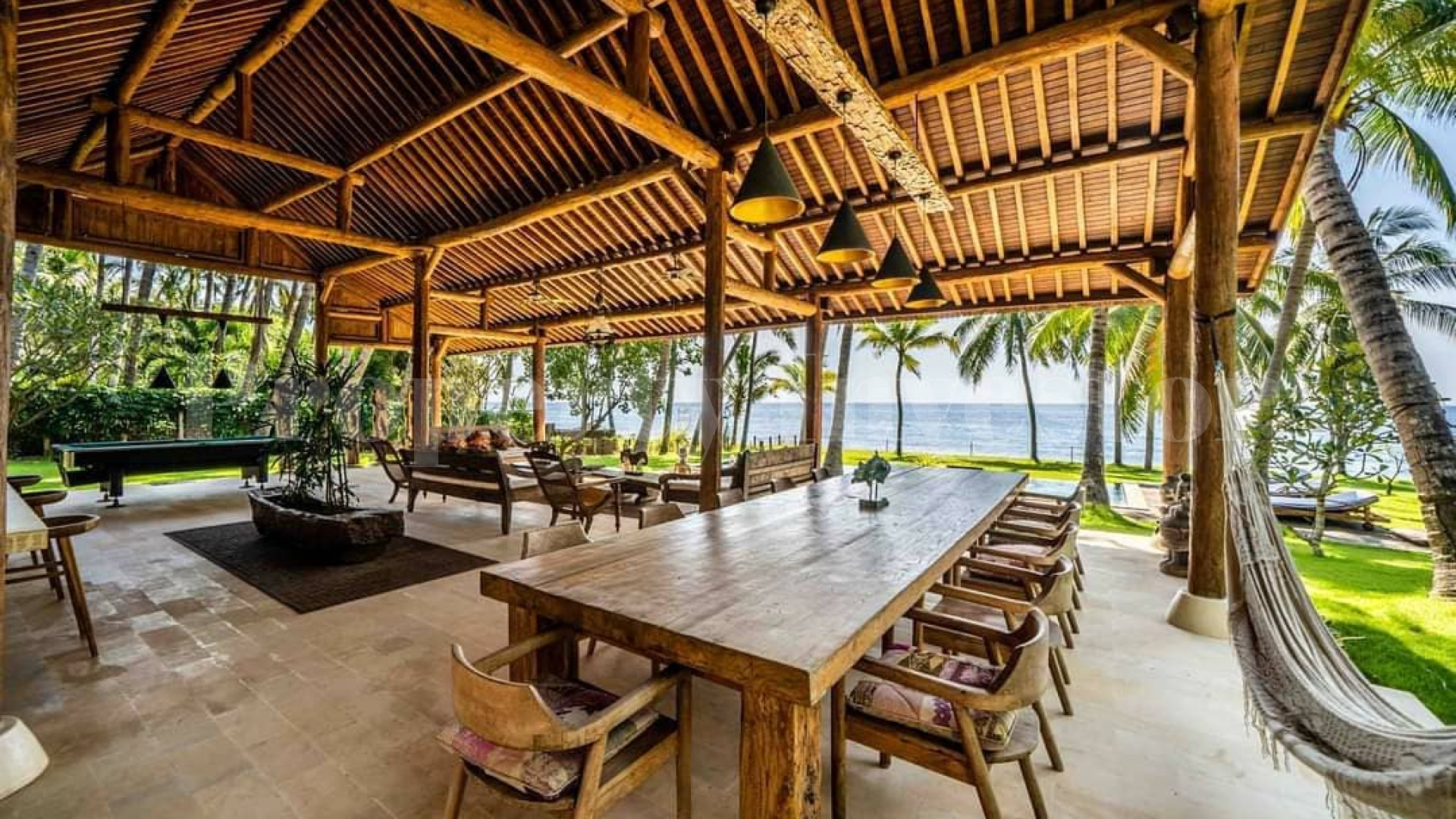 Захватывающий дух ретрит с 7 спальнями прямо на пляже в Тианьяр, Северный Бали