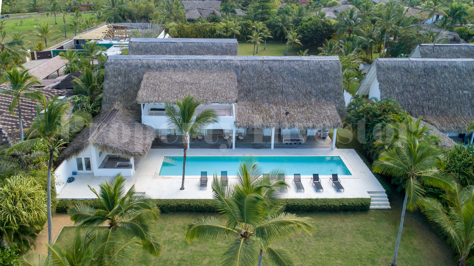 Изумительная вилла с 8 спальнями прямо на берегу Плайя Косон