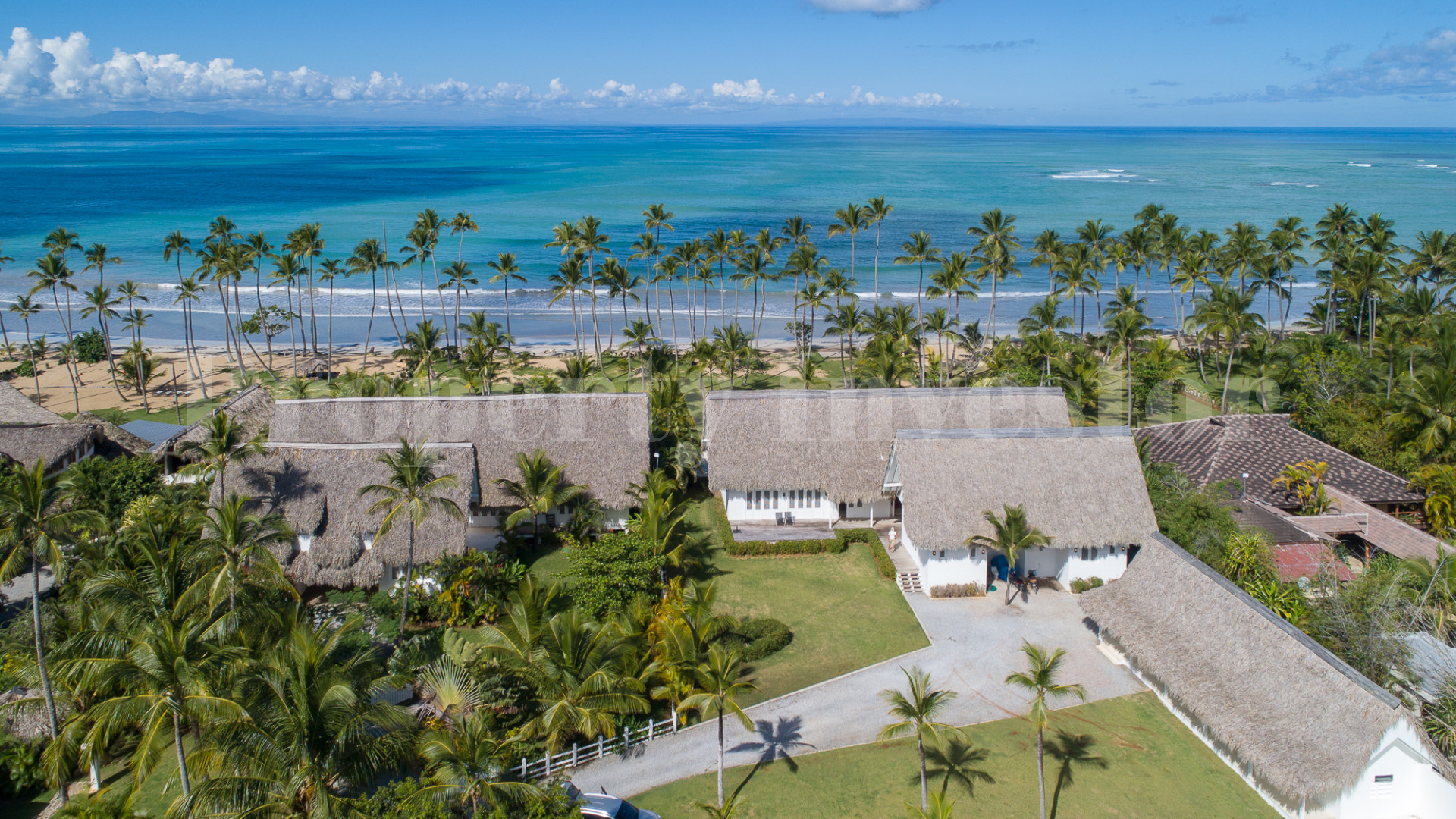 Изумительная вилла с 8 спальнями прямо на берегу Плайя Косон