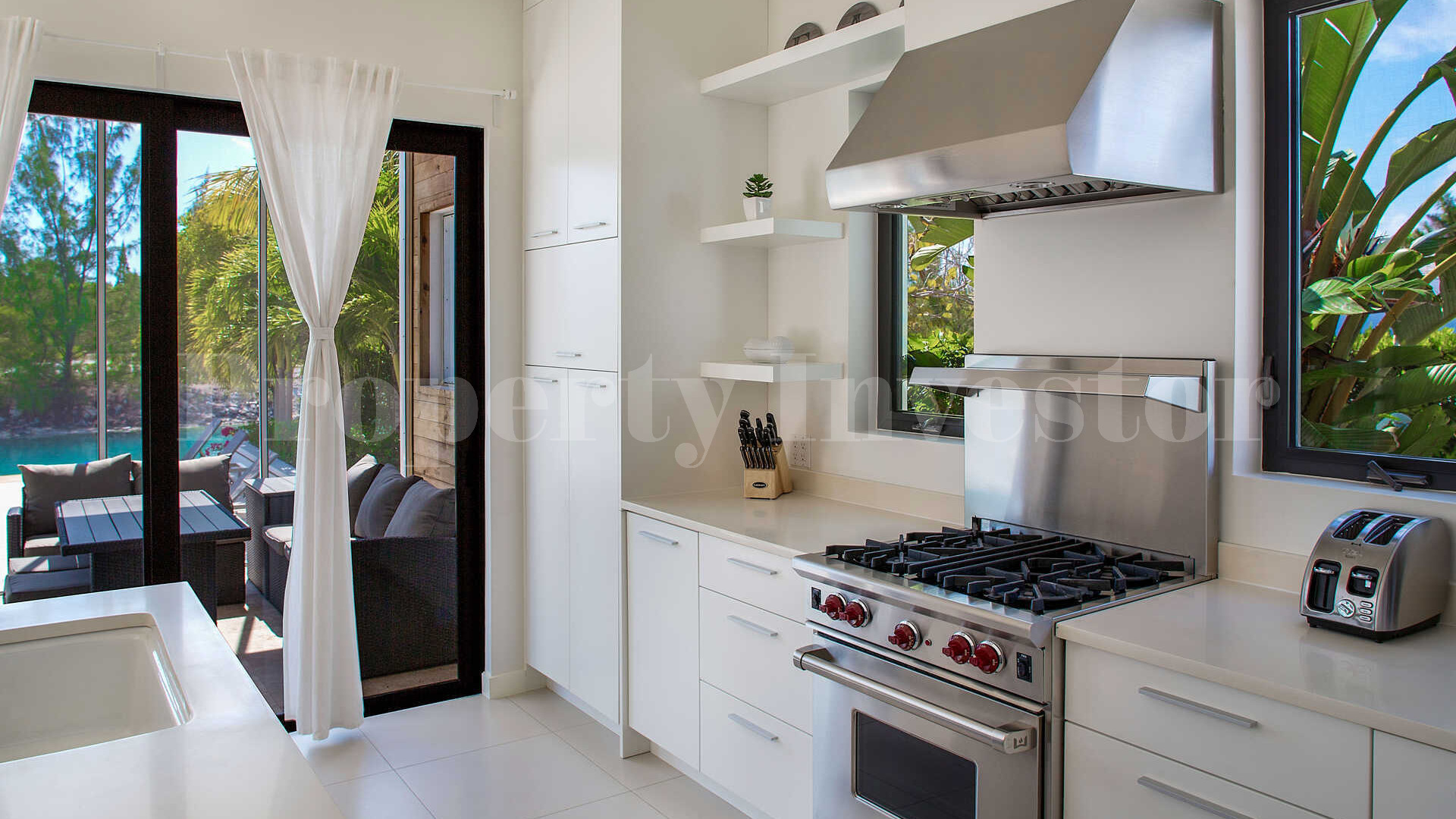 Роскошная вилла с 3 спальнями на берегу канала в Ливарде, Тёркс и Кайкос