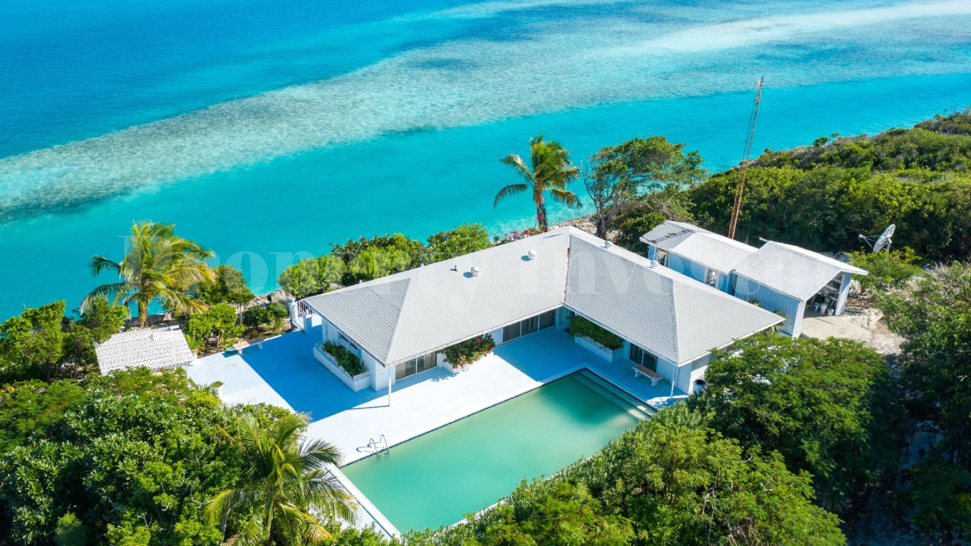 Частный автономный остров 104 гектара и резиденция с солнечными системами и батареями на Эксума-Кейс, Багамы