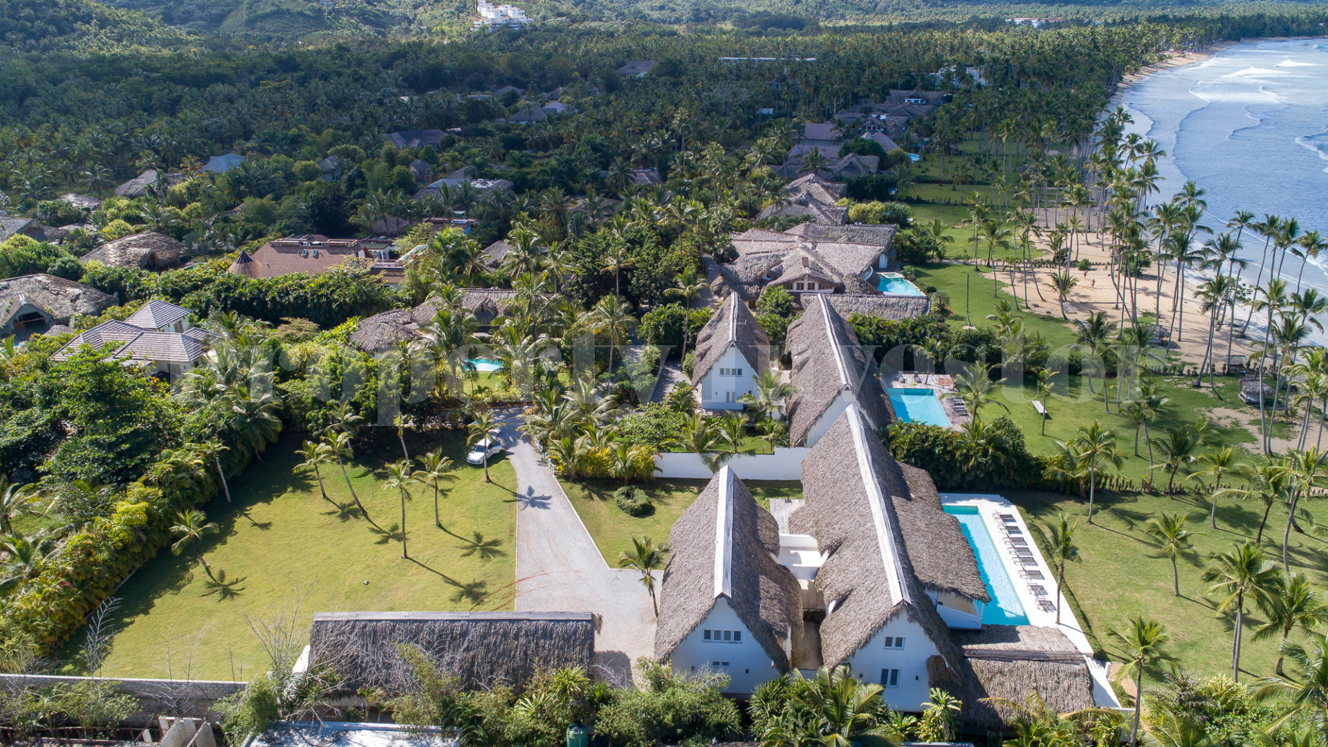 Изумительная вилла с 8 спальнями прямо на берегу Плайя Косон