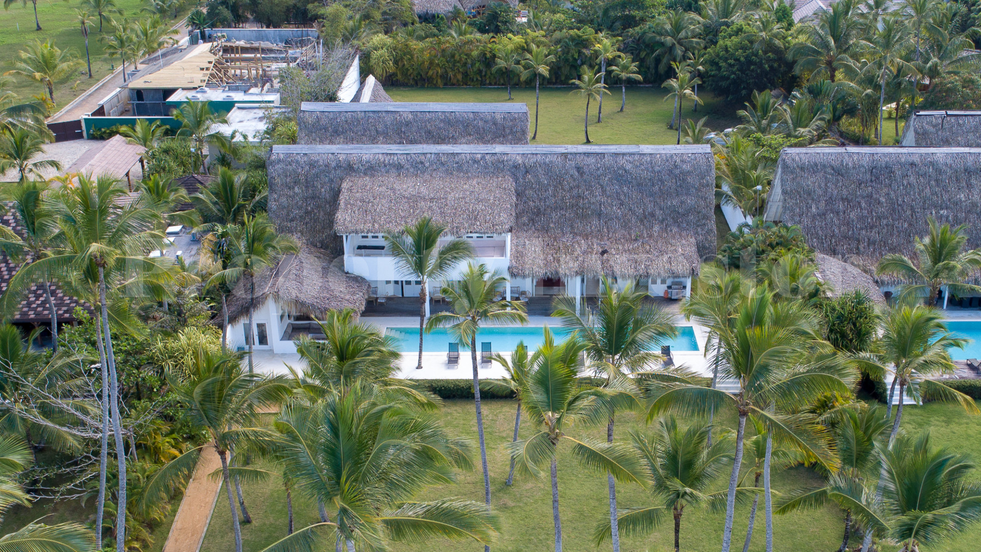 Изумительная вилла с 8 спальнями прямо на берегу Плайя Косон