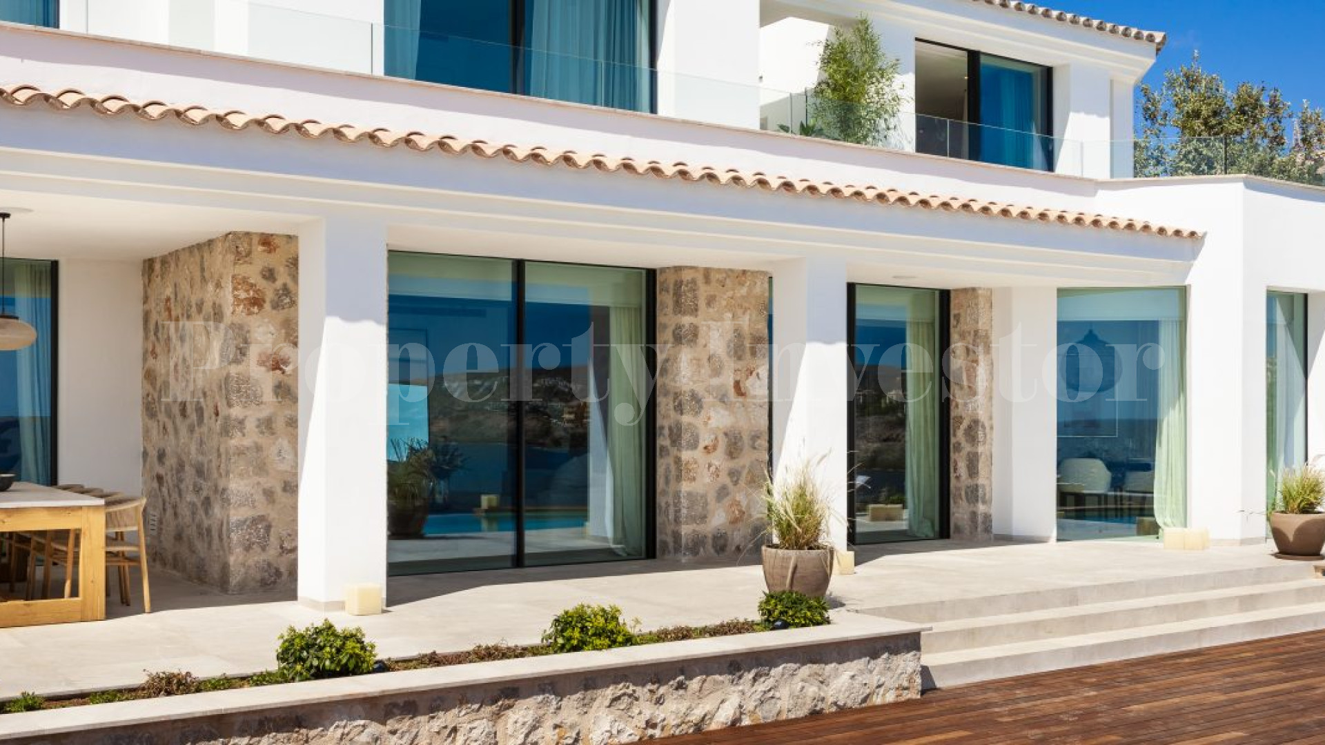 Stunning 4 Bedroom Seafront Villa in Nova Santa Ponsa