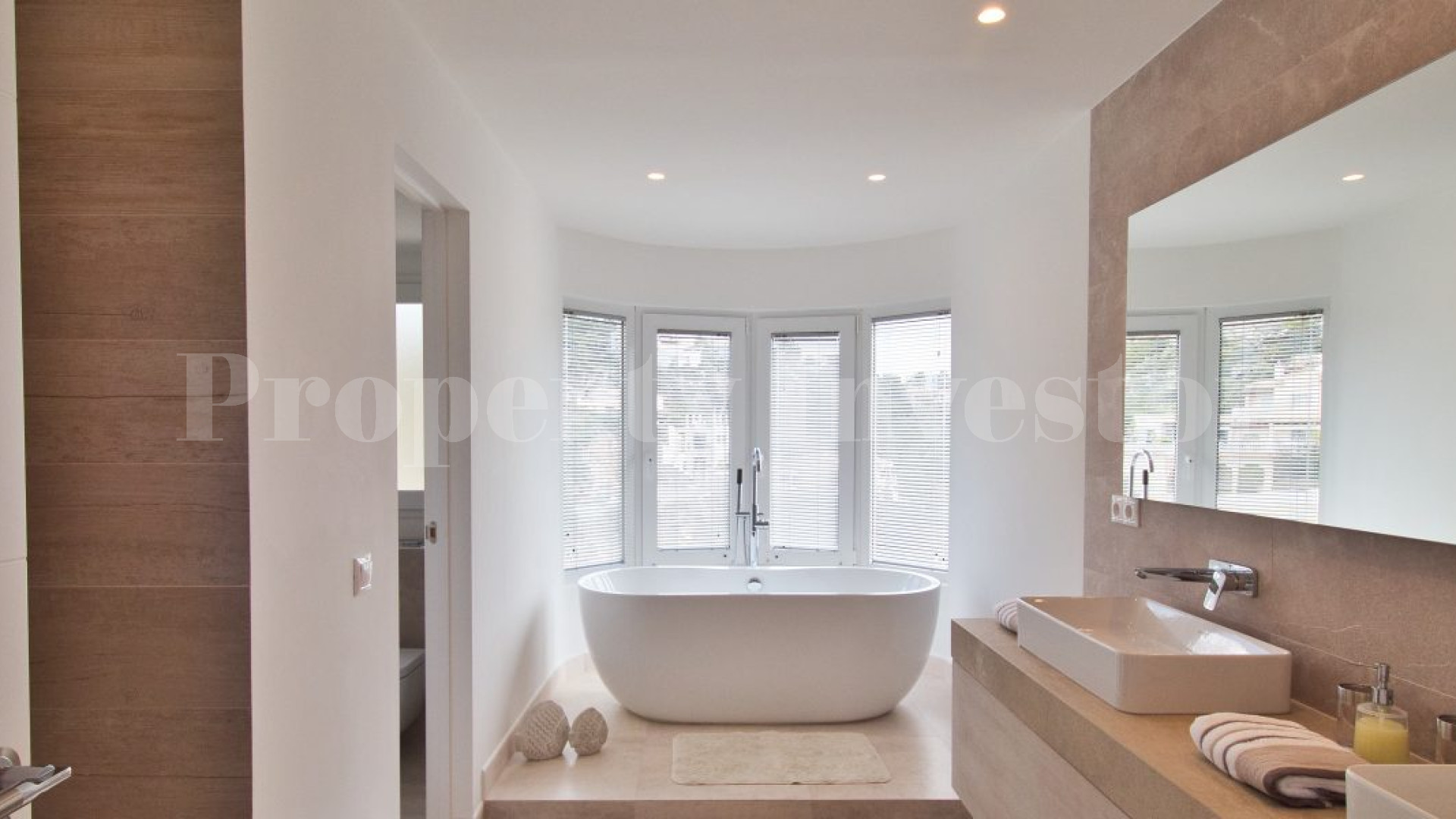 Роскошная вилла с 4 спальнями с видом на море в лучшем районе в Порт Андрач