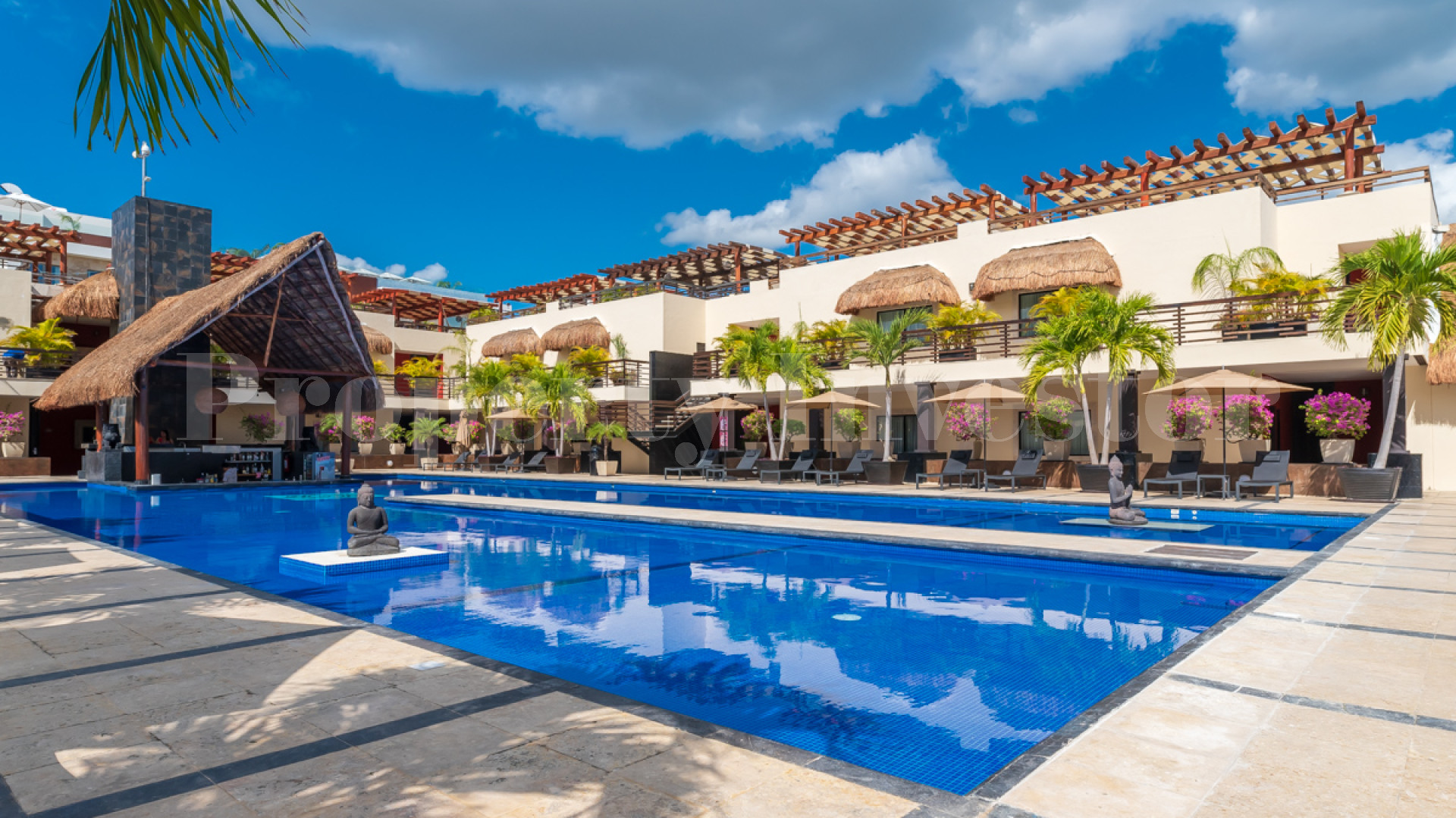 Продается портфолио из 10 апартаментов от 265,000$ в жилом бутик-комплексе на первой линии в Плайя Дель Кармен