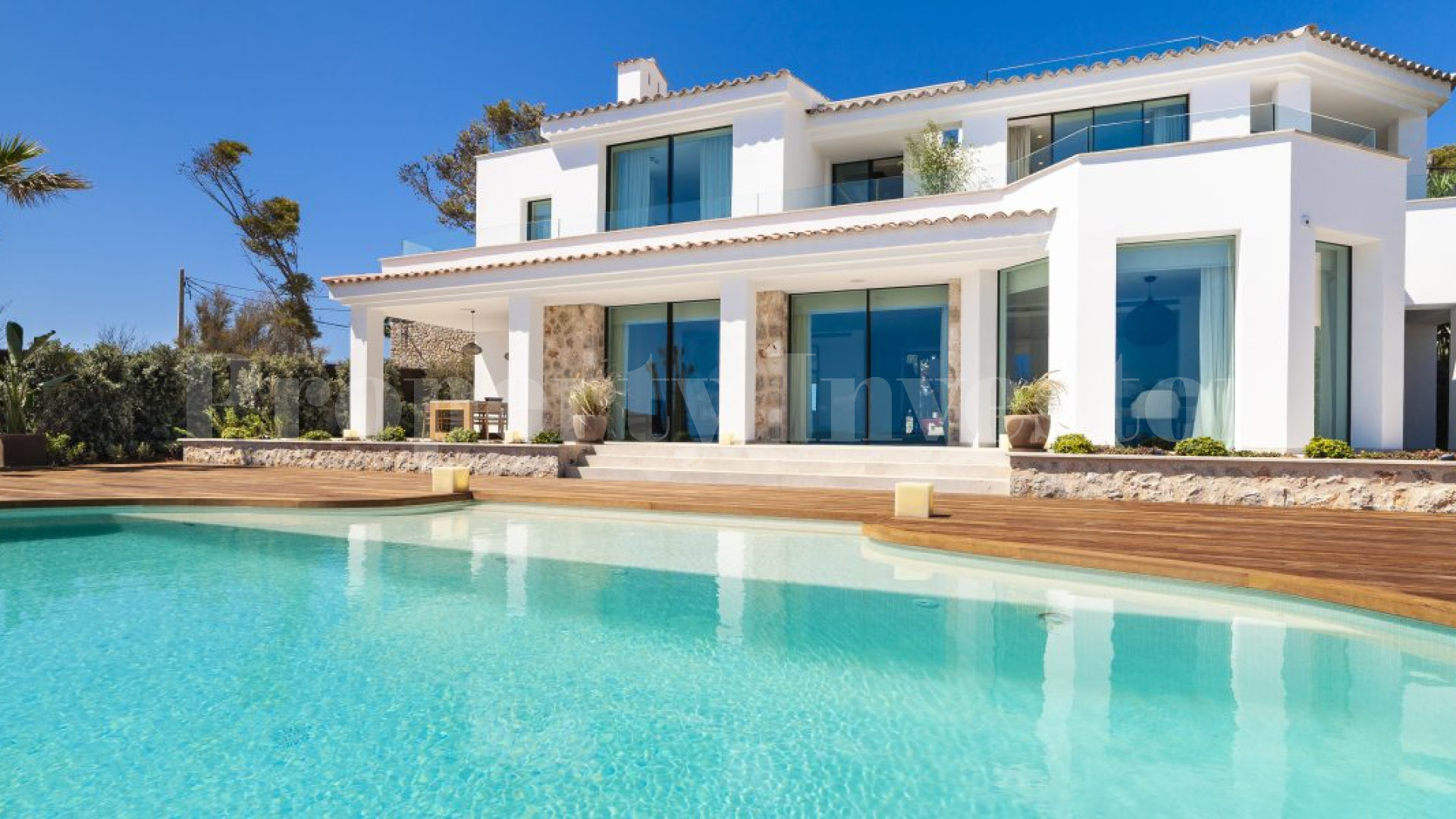 Stunning 4 Bedroom Seafront Villa in Nova Santa Ponsa
