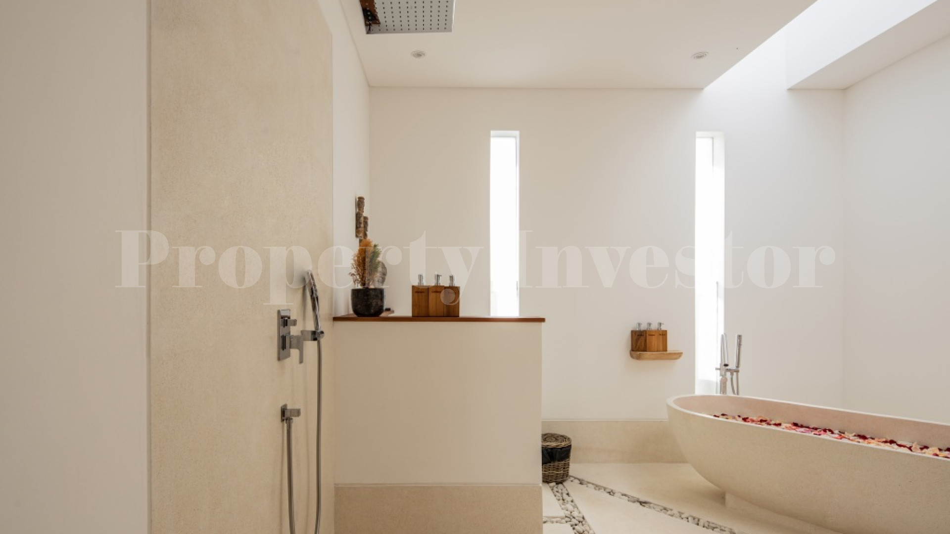 Продаётся потрясающая роскошная вилла на 4 спальни в Чангу-Берава, Бали