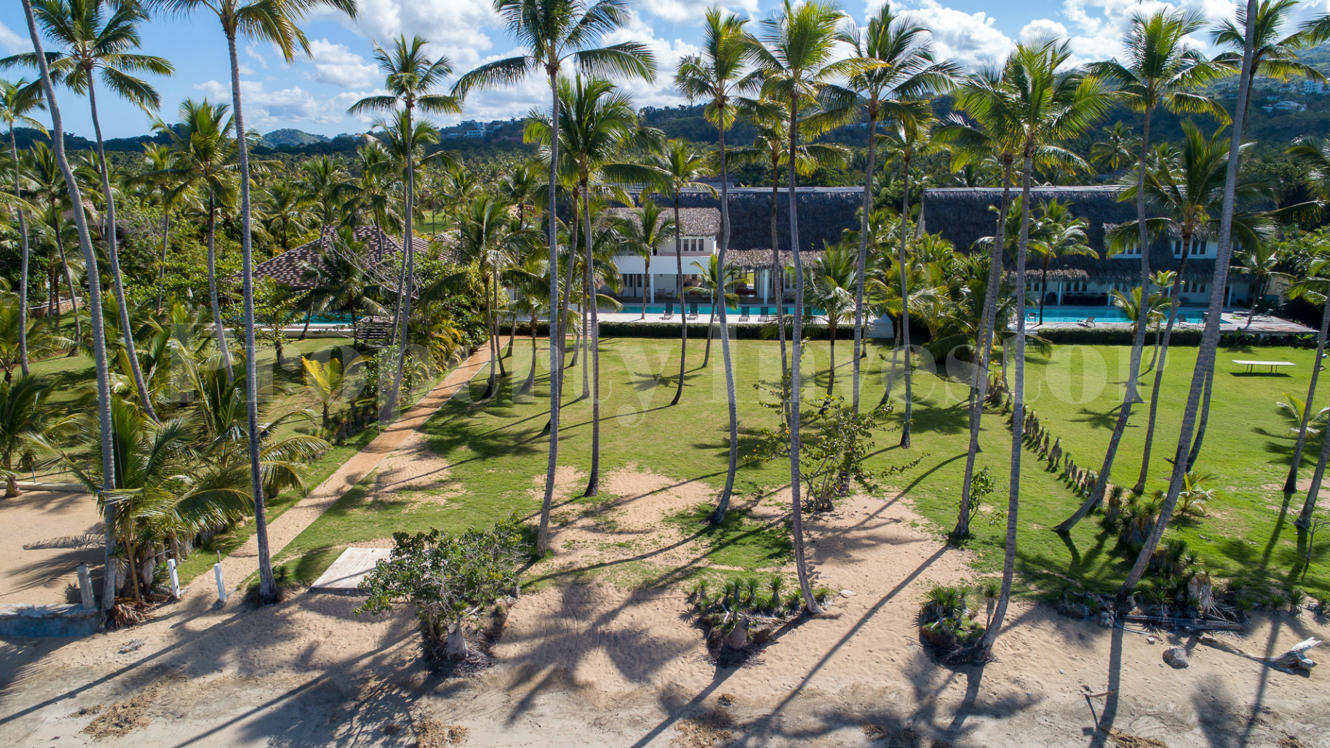 Изумительная вилла с 8 спальнями прямо на берегу Плайя Косон