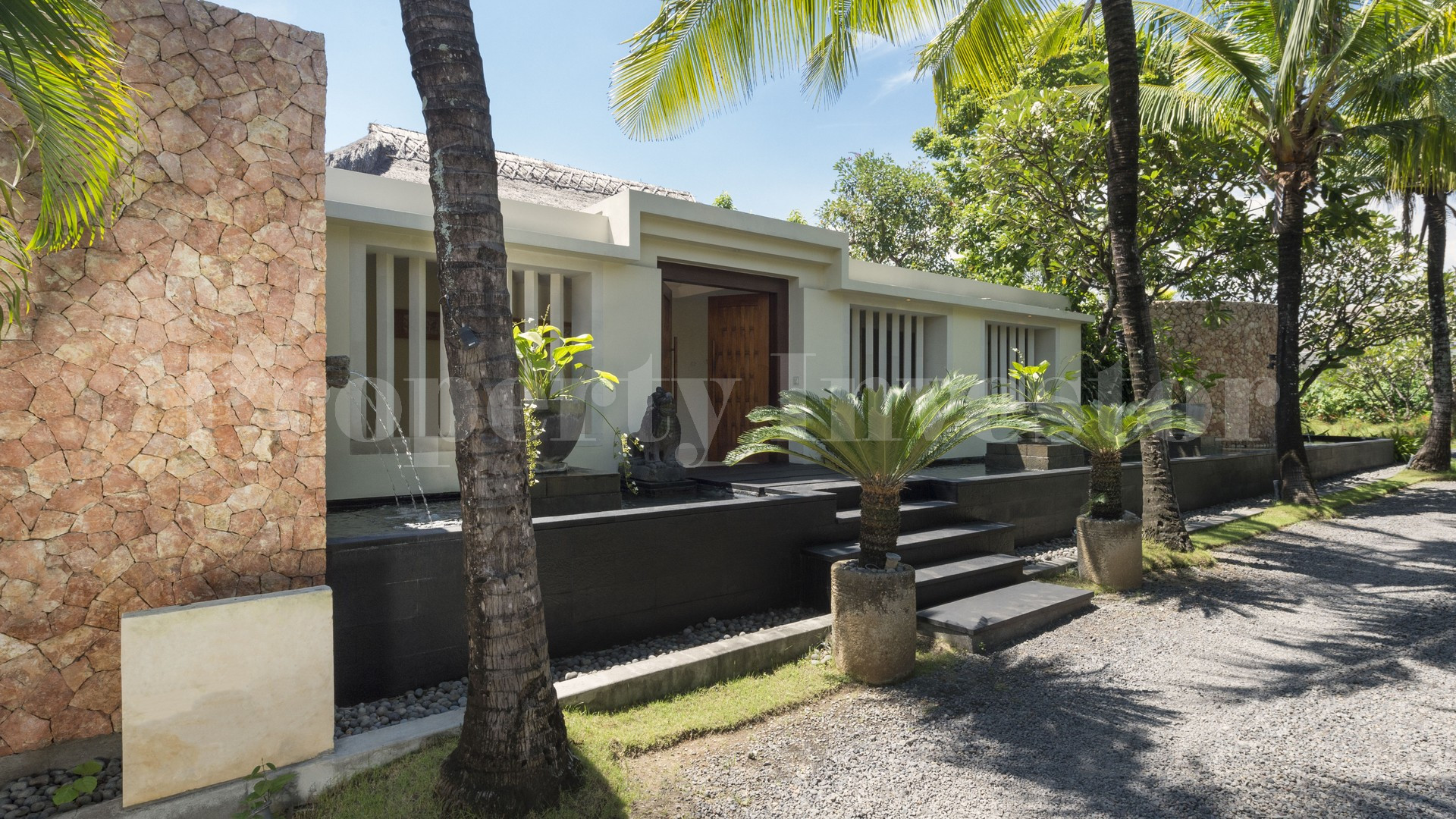 Chic 3 Bedroom Modern Balinese Villa in Prime Location for Sale in Seminyak, Bali