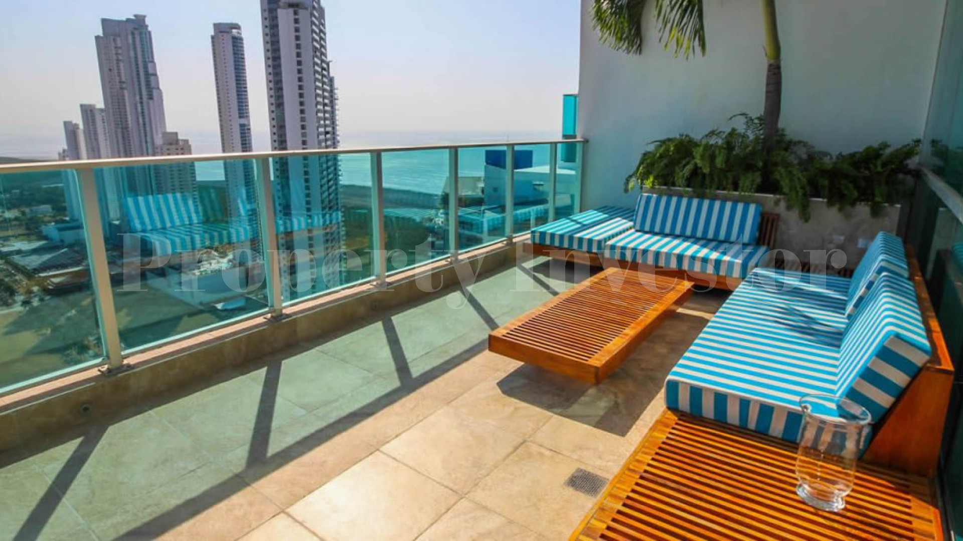 Впечатляющий 3-х уровневый пентхаус на 4 спальни с видом на океан с бассейном и террасой на крышк в Панама Сити, Панама