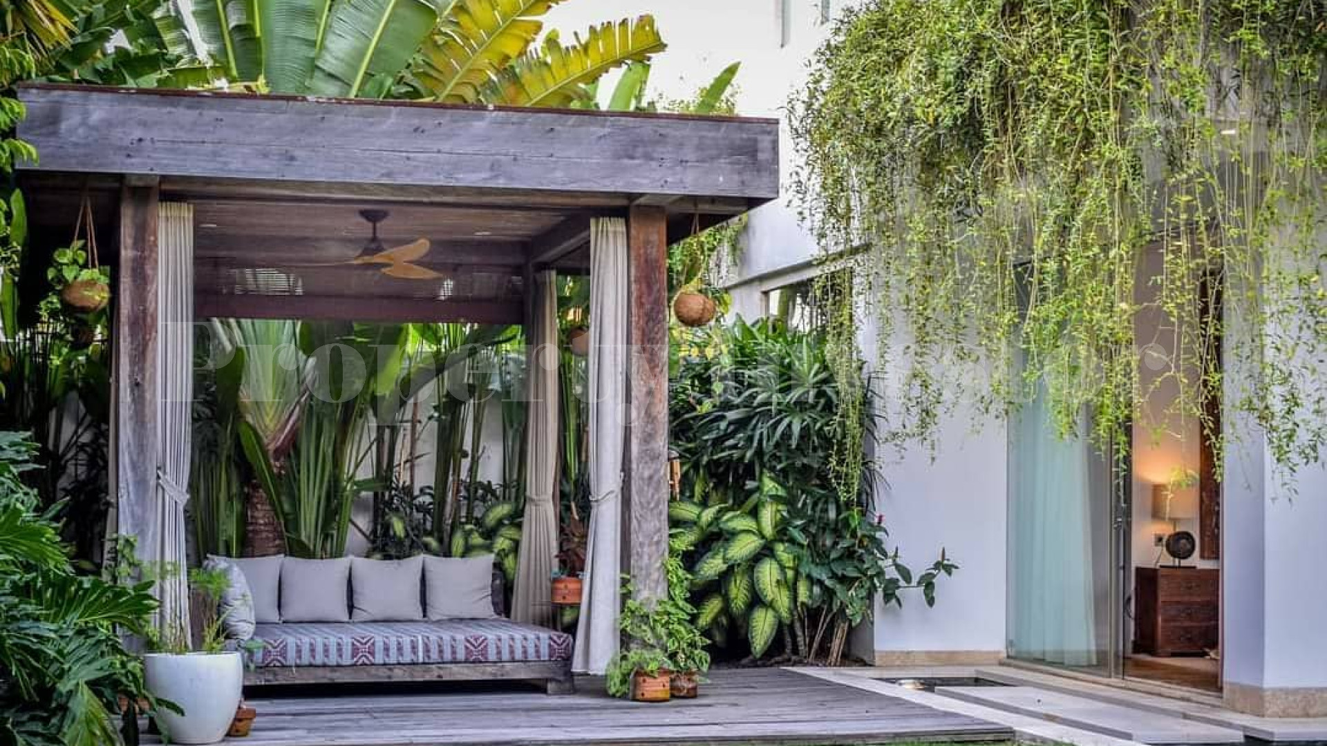 Престижный роскошный дом на 4 спальни на закрытой клубной территории в Чангу-Бабакан, Бали