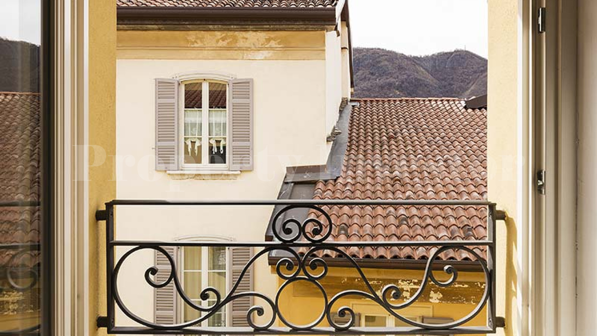 Beautifully Restored 2 Bedroom Apartment in the Centre of Como (Apartment 2Y)