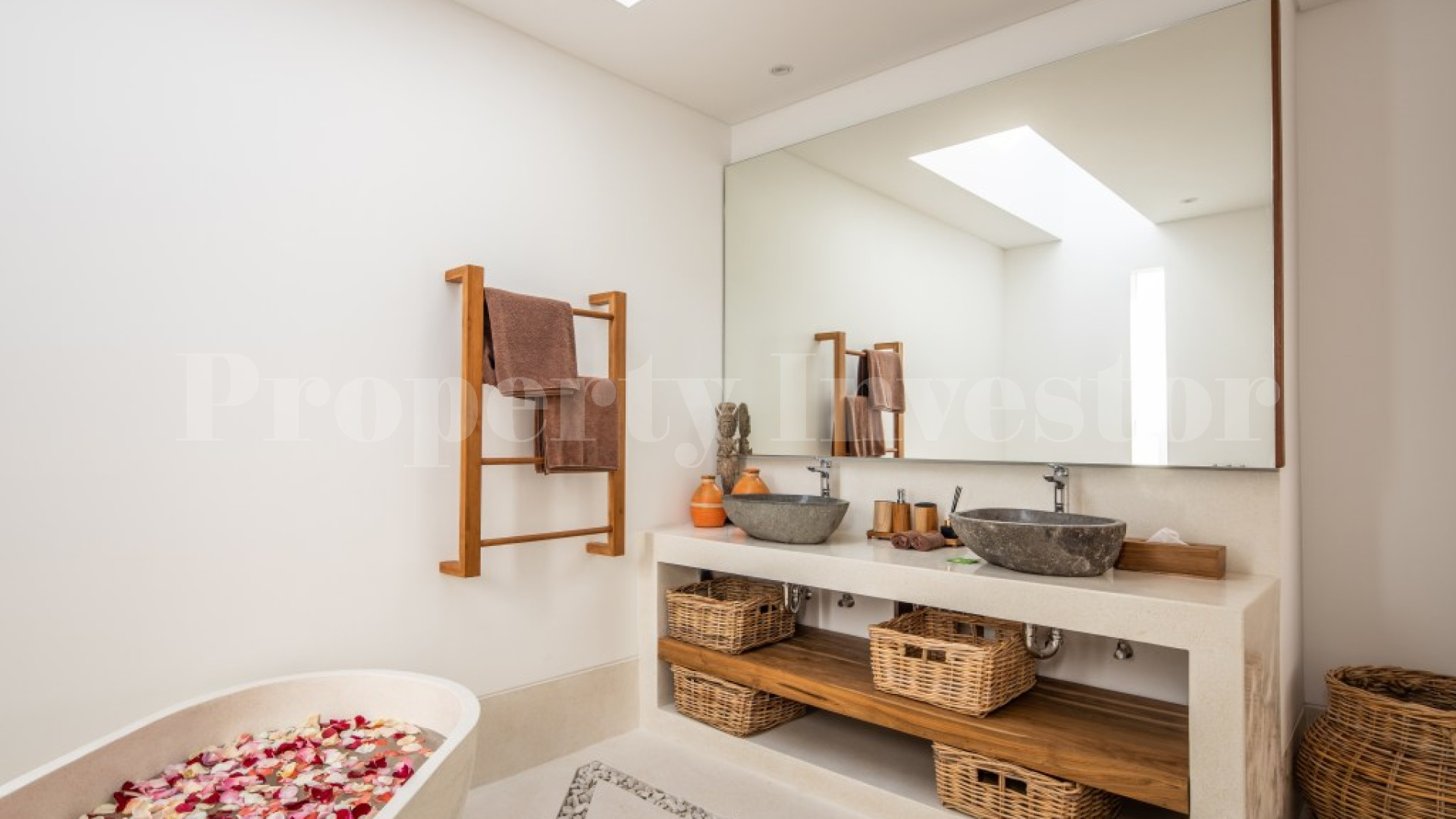 Продаётся потрясающая роскошная вилла на 4 спальни в Чангу-Берава, Бали