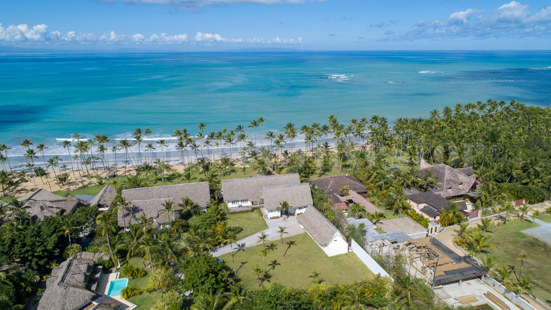 Изумительная вилла с 8 спальнями прямо на берегу Плайя Косон