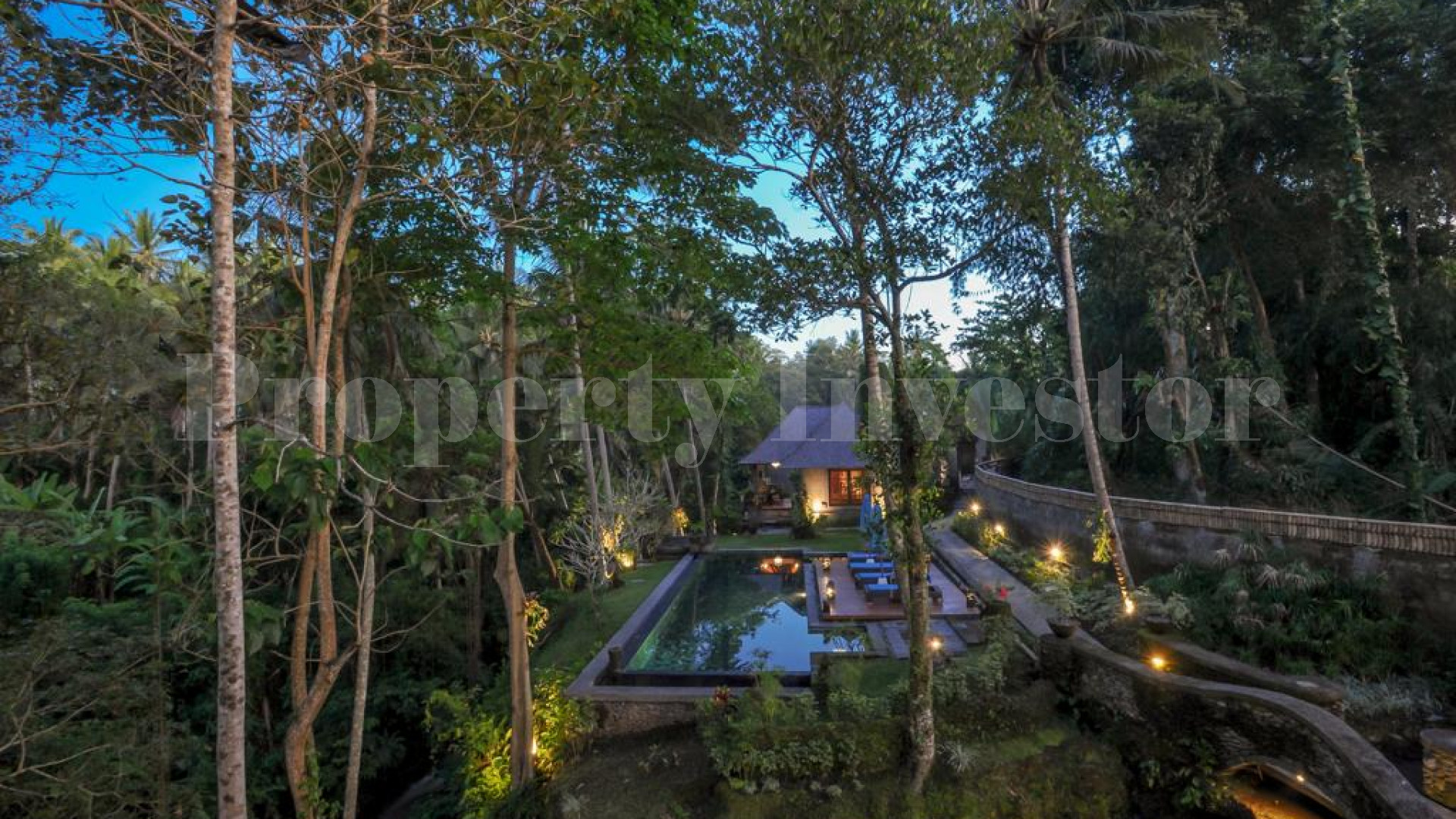 После свежего ремонта роскошная вилла на 5 спален в традиционном стиле с потрясающими видами на тропическую реку и джунгли в южном Убуде, Бали
