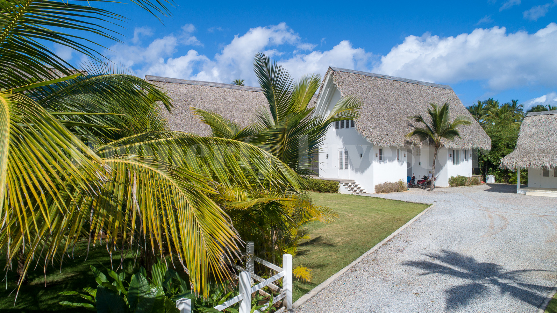 Изумительная вилла с 8 спальнями прямо на берегу Плайя Косон