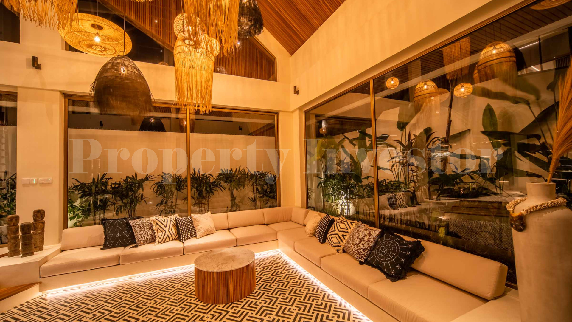 Продается безупречная ультра-роскошная вилла с 4 спальнями с высококлассной отделкой в Чангу Берава, Бали
