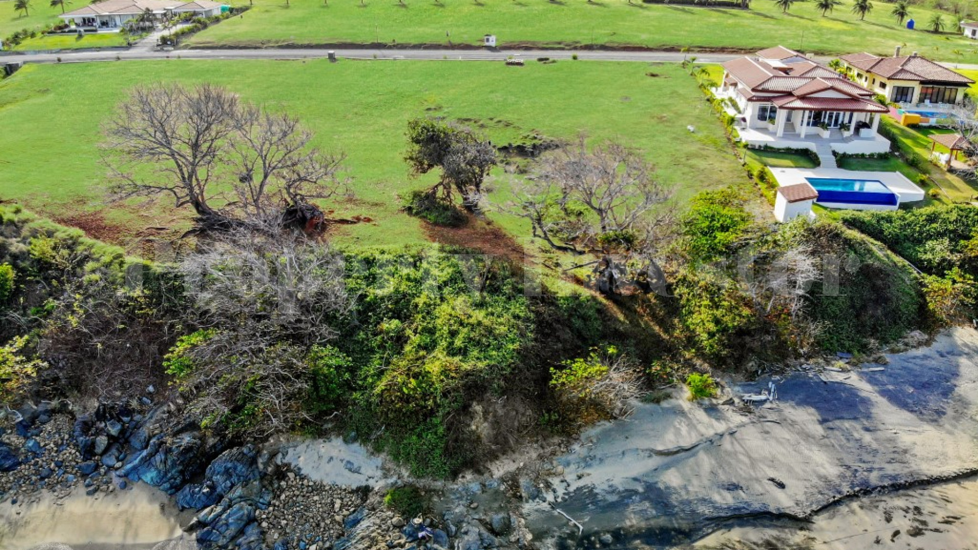 Превосходный участок земли 15 соток на первой линии у моря в собственность в Педасе, Панама