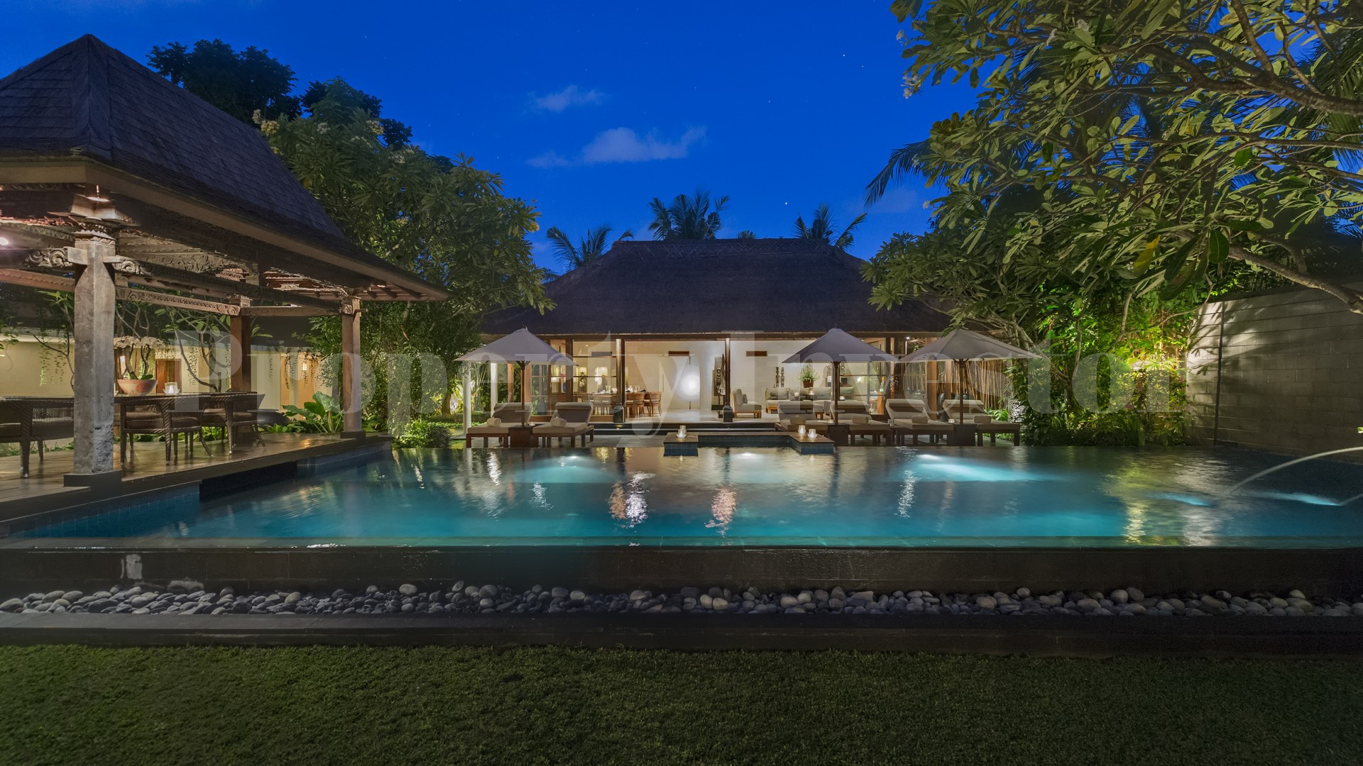 Chic 3 Bedroom Modern Balinese Villa in Prime Location for Sale in Seminyak, Bali
