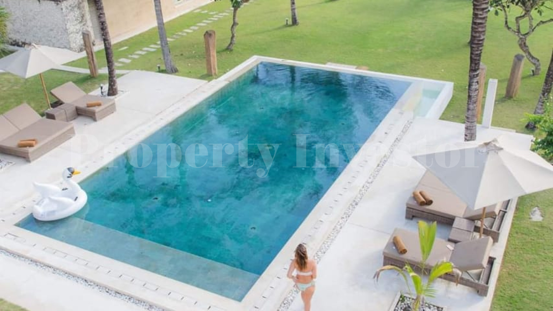 Chic Commercial Beachfront Estate with 4 Luxury Residences (17 Bedrooms) and Spacious Gardens & Pools in Tabanan, Bali