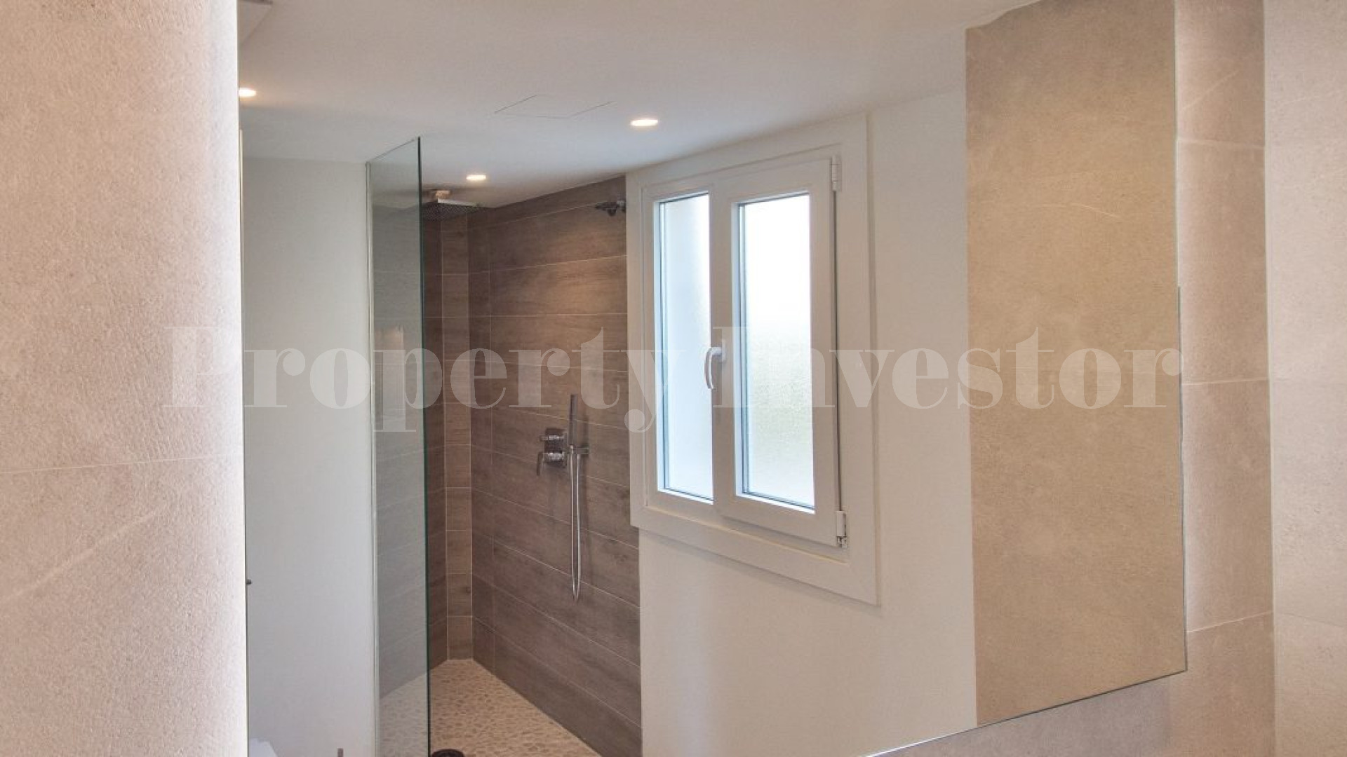 Роскошная вилла с 4 спальнями с видом на море в лучшем районе в Порт Андрач