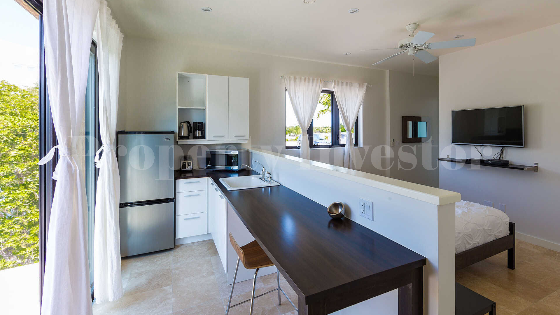 Роскошная вилла с 3 спальнями на берегу канала в Ливарде, Тёркс и Кайкос