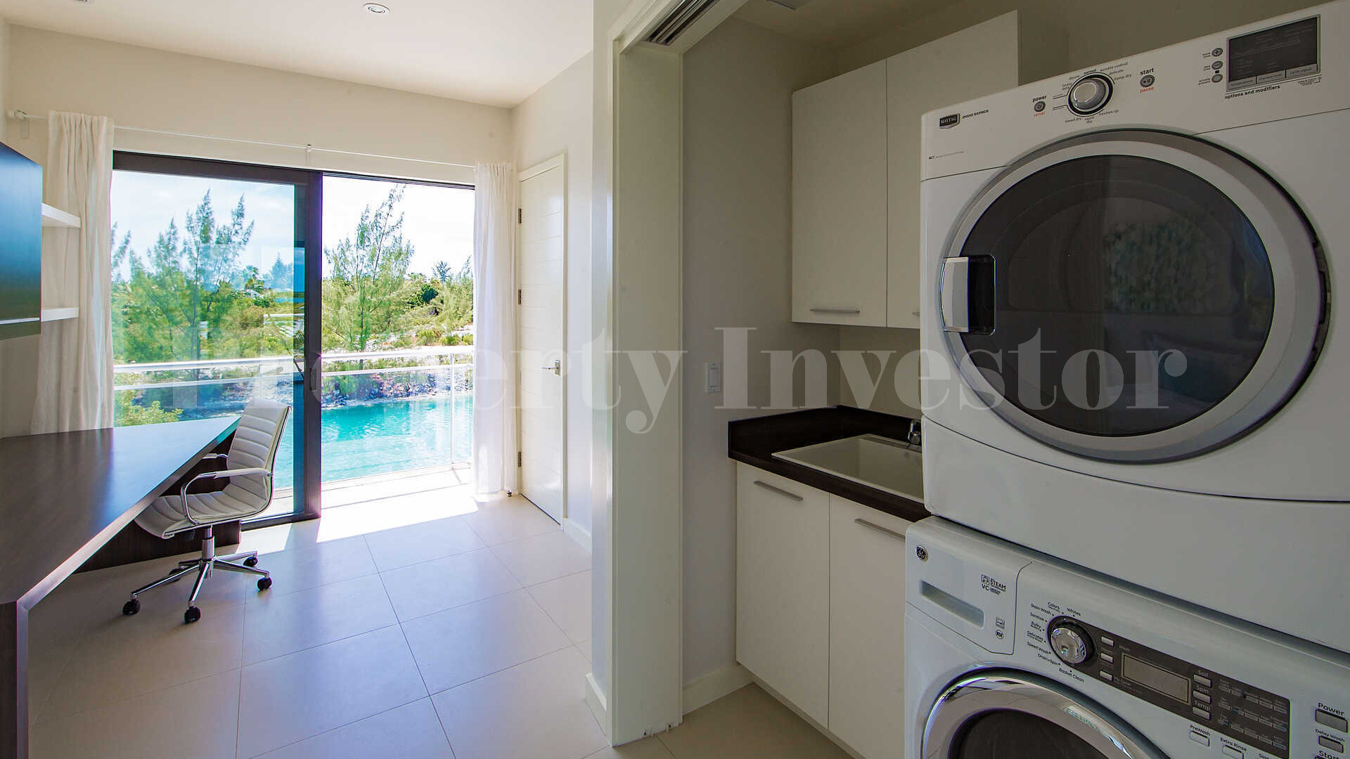 Роскошная вилла с 3 спальнями на берегу канала в Ливарде, Тёркс и Кайкос