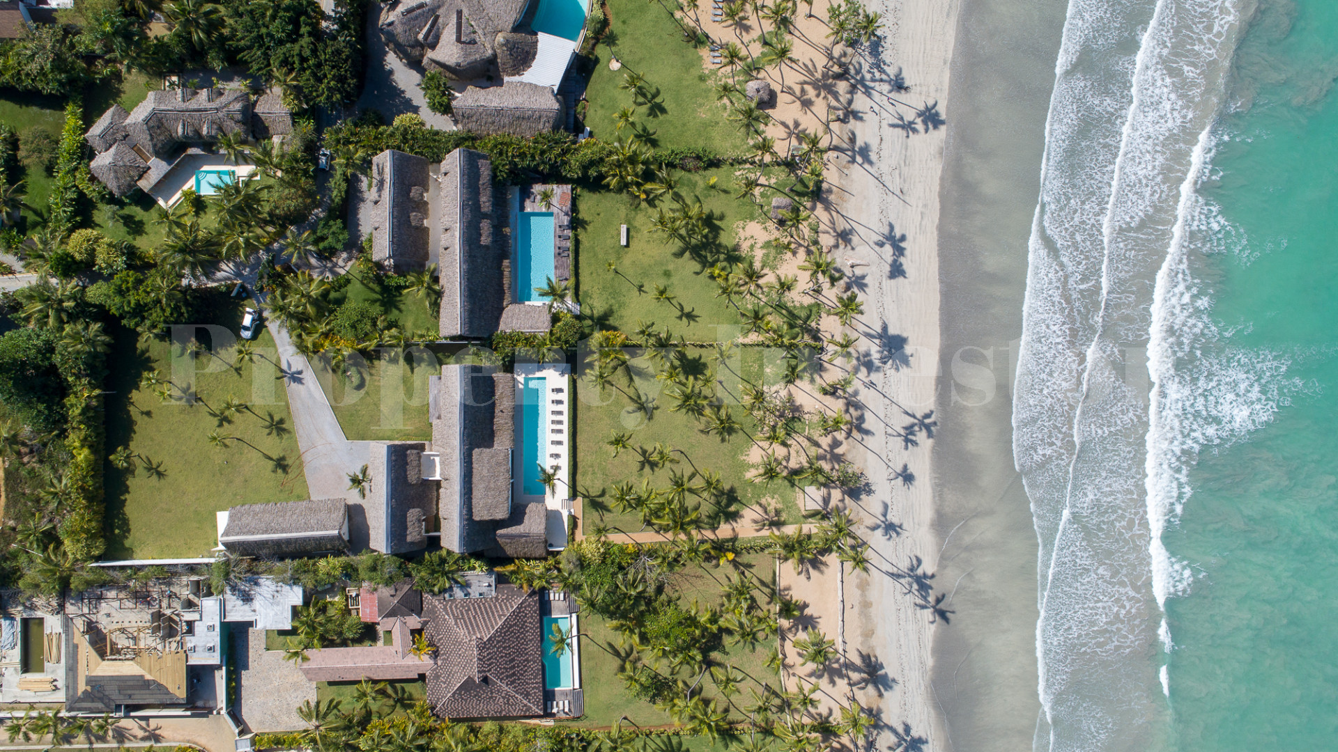 Изумительная вилла с 8 спальнями прямо на берегу Плайя Косон