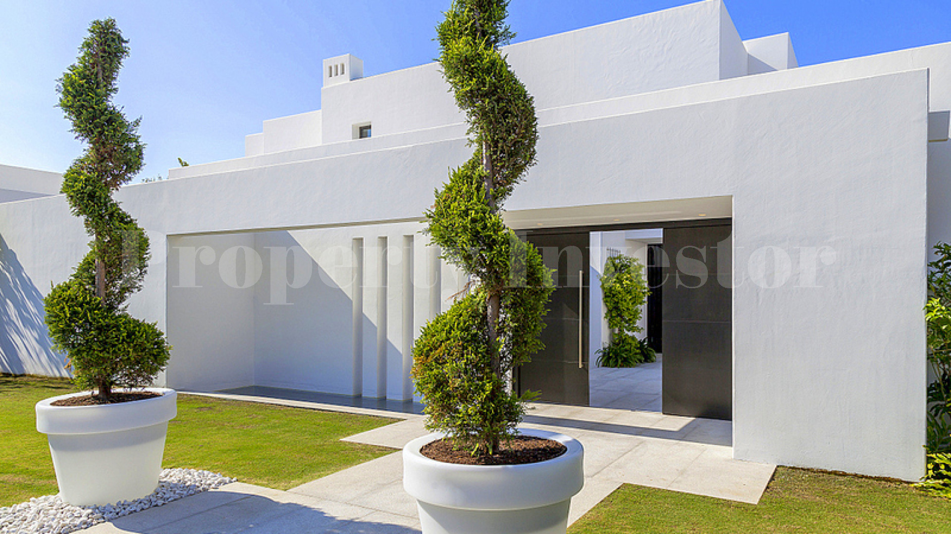 Modern 6 Bedroom Beachfront Villa in Marbella