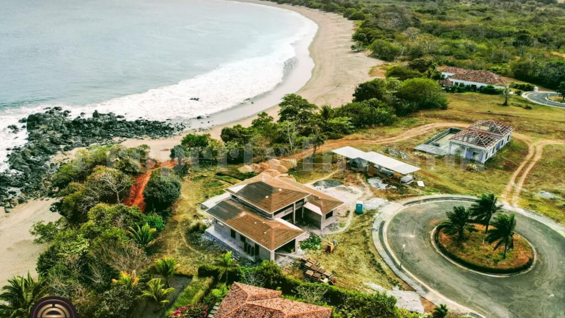 Незавершенное строительство дома на 3 спальни на берегу пляжа в Педасе, Панама