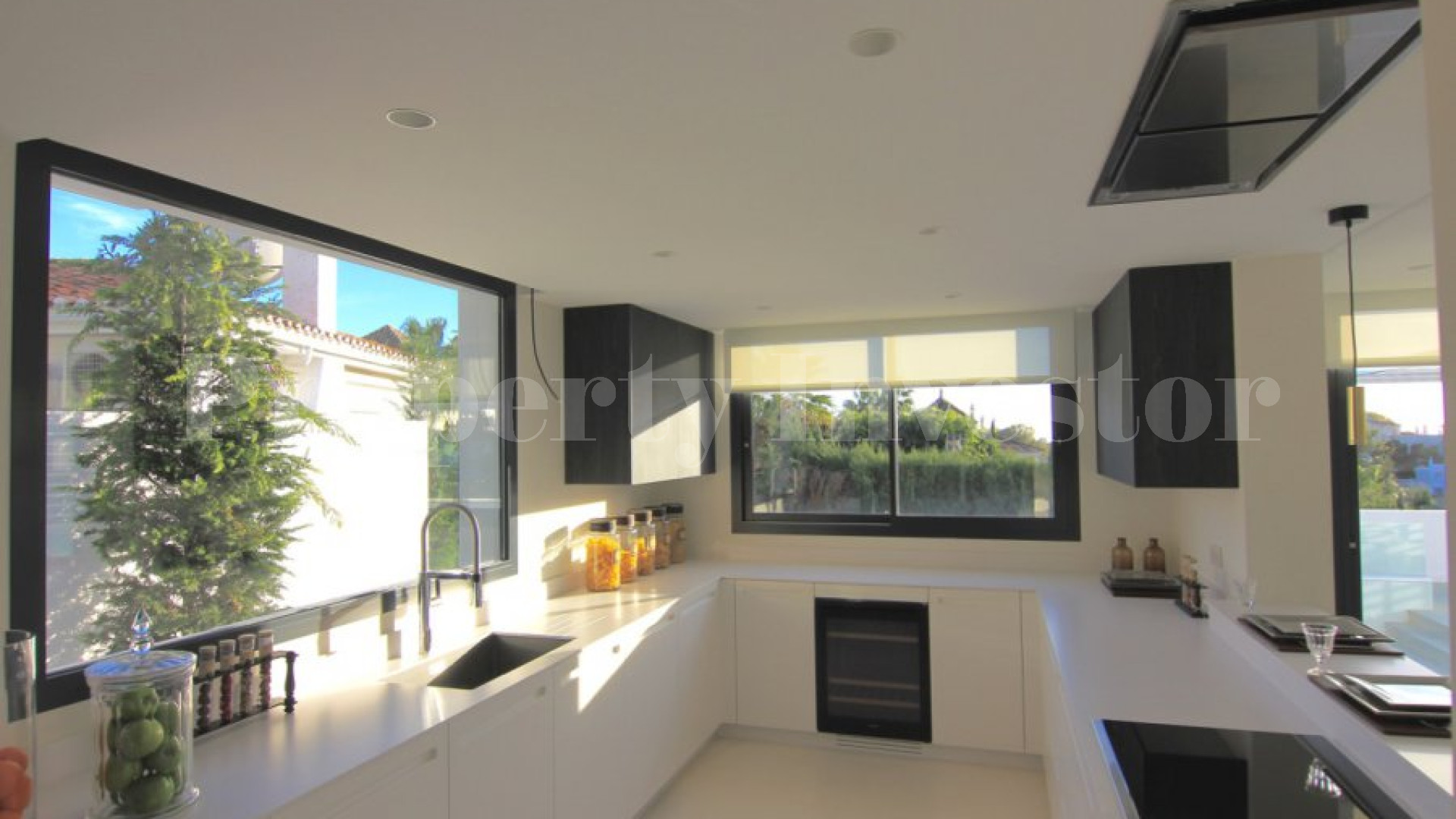 Продаётся красивая дизайнерская вилла с 4 спальнями в Нуэва Андалусия, Марбелья