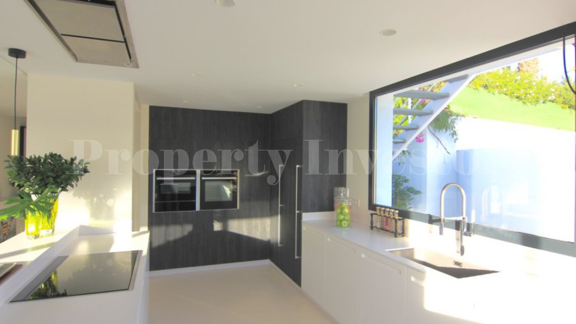 Продаётся красивая дизайнерская вилла с 4 спальнями в Нуэва Андалусия, Марбелья