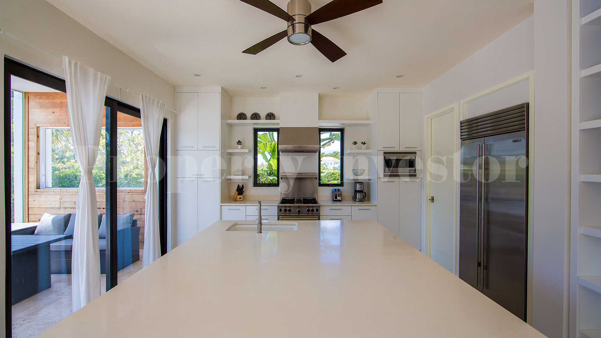 Роскошная вилла с 3 спальнями на берегу канала в Ливарде, Тёркс и Кайкос