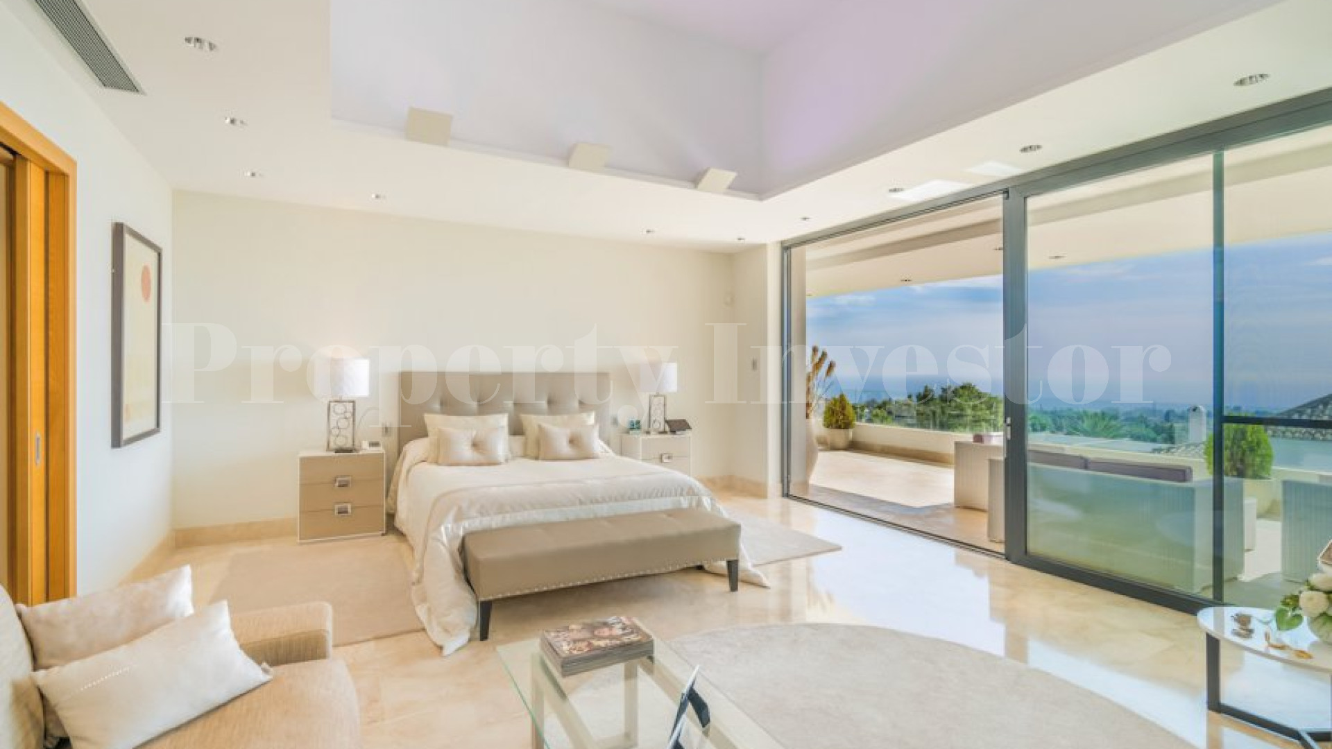 Продаётся изумительный дуплекс-пентхаус с 5 спальнями с панорамным видом на море в Марбелье